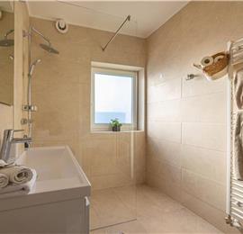 5 bedroom villa with pool near Crikvenica, sleeps 10